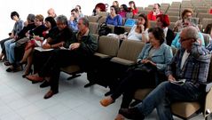Asistentes a la reuni�n convocada por el Concello de Cervo para analizar los problemas con las el�ctricas