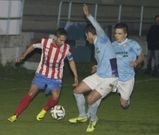 Isma y Javicho tratan de cortarle el paso al capit�n del Cerceda, Herbert, ayer en el Pepe Barrera. 