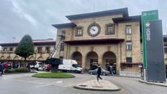 Una rotonda, varios cedas al paso, pasos de peatones y zonas de estacionamiento prohibido se suceden a las puertas de la estaci�n de tren de Oviedo.