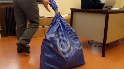 Una saca con votos de la emigraci�n en las elecciones gallegas del a�o 2005