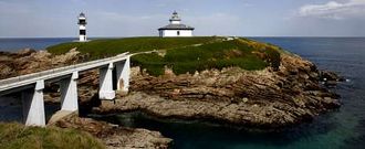 La visita al faro de Illa Pancha forma parte del recorrido en tren por la costa norte.