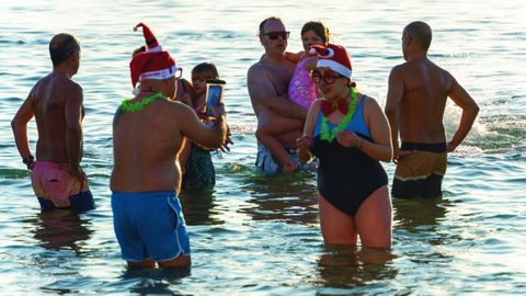 Chapuz�n para despedir el a�o en la playa de Silgar, en Sanxenxo