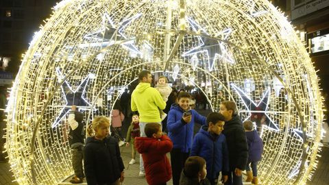 Bola gigante en la plaza de A Peregrina