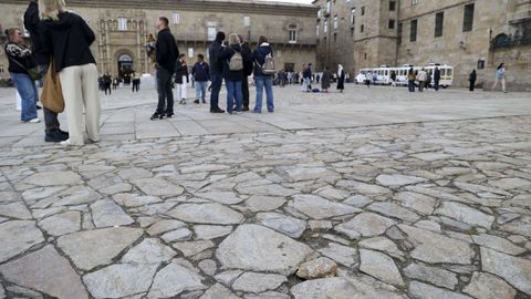 En varios puntos de la plaza, las piedras est�n hundidas y rotas