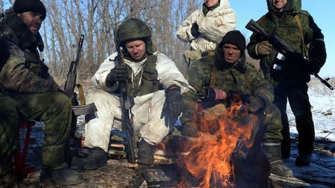 Separatistas prorrusos hacen un alto frente a un fuego durante el asedio a Deb�ltsevo.