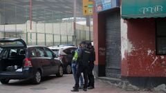Agentes de la Polic�a Nacional, durante la b�squeda de pruebas en Marina Espa�ola