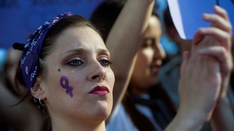 Una manifestante aplaude durante la concentraci�n convocada en Santander contra la excarcelaci�n de los miembros de La Manada