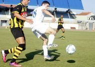 Moski, a la derecha, trata de controlar el bal�n en un partido del Club Lemos en A Pinguela. 