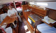 El interior del barco es una vivienda a la que solo le falta una ducha.