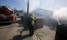 El humo que sal�a de la vivienda alert� al vecindario. 