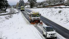 Una quitanieves trabajando en la carretera N-640, en los alrededores de Lugo