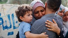 Una familia palestina acude a un funeral en Gaza.