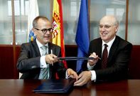 Jes�s V�zquez y Manuel Are�n rubricaron ayer el convenio de formaci�n. 