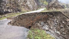 El derrumbe hizo desaparecer un tramo de unos diez metros de calzada