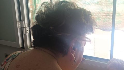 Teresa se asoma a la ventana de su casa
