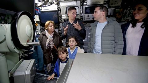 VISITAS AL SUBMARINO TRAMONTANA, ATRACADO EN LA ESCUELA NAVAL DE MAR�N