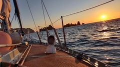 El sol se pone sobre el mar, marcando el perfil de Os Aguill�ns y el cabo