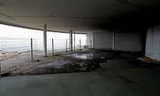 Los bajos del Millenium presentan un aspecto ruinoso y de total abandono.