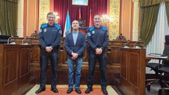 Los dos nuevos inspectores, con el alcalde.