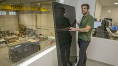 Ismael Romay, gerente de Isberoal, muestra una placa solar en las instalaciones de la empresa en Boiro