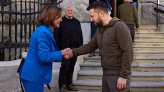 Nancy Pelosi saluda a Zelenski en Kiev
