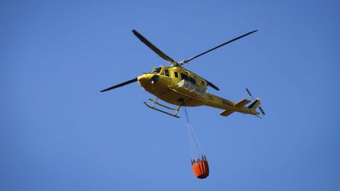 Imagen de archivo de un helic�ptero trabajando en la extinci�n de un incendio.