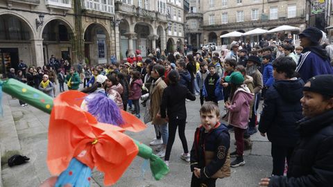 El juego infantil sirvi de entretenimiento a los que a media maana cruzaban la plaza