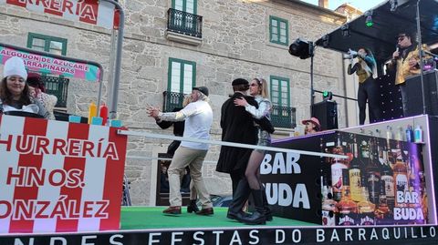 Una comparsa de Sarria premiada en la categor�a de adultos