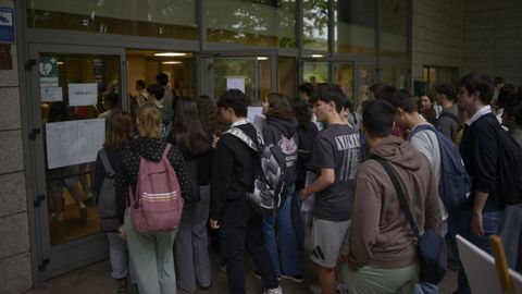 Decenas de estudiantes, accediendo a la Facultad de Administraci�n de Empresas de Lugo, en una imagen de la selectividad del pasado a�o. 
