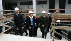 <span lang= es-es >Una inversi�n de 2,1 millones</span>. El Forcam lo levantaron con un pr�stamo hipotecario y con una subvenci�n de cerca de 500.000 euros de la Conseller�a de Familia. En la foto del a�o 2003 la titular de este departamento, Manuela L�pez Besteiro y el de Educaci�n, �ngel Curr�s, visitando las obras. 