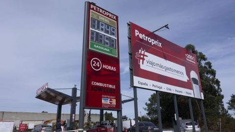 Una de las dos estaciones de bajo coste en la entrada del pol�gono de B�rtoa, ayer