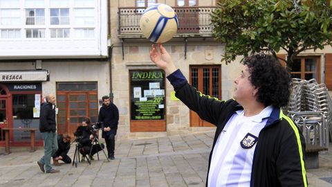 HERMELINO BEN ( EL MARADONA DE GALDO) EN LA PLAZA PASTOR DAZ DE VIVEIRO.