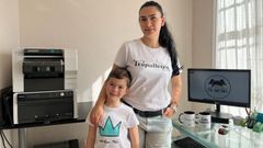 Silvia y su hijo C�sar, vestidos con dise�os de la marca Sta Bulebule