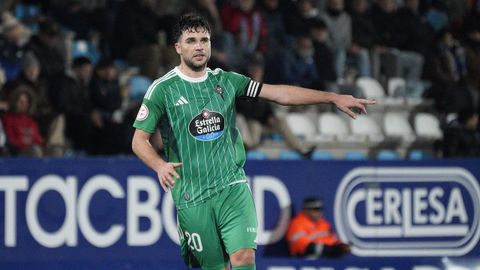 &Aacute;lvaro Gim&eacute;nez con el brazalete de capit&aacute;n en El Toral&iacute;n frente a la Ponferradina. 