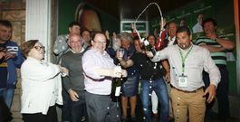 Con champ�n y fuegos de artificio celebr� el equipo de Terra Galega los diez concejales obtenidos en las urnas. 