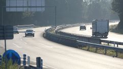 Vehculos circulando por la AG-64, en foto de archivo.