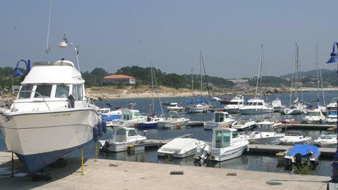 Instalaciones del puerto deportivo de Pedras Negras.
