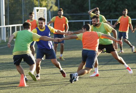 Los futbolistas de la SD Chantada mostraron buena predisposici�n en la primera sesi�n. 