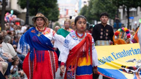 Las calles del centro de Oviedo acogen este jueves el tradicional desfile del día de América en Asturias, en su 72 edición
