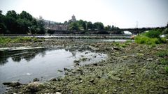 Imagen tomada este verano del bajo nivel del agua del r�o Po a su paso por la ciudad de Tur�n.