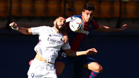 Benzema y Postigo, en un lance del Levante-Real Madrid