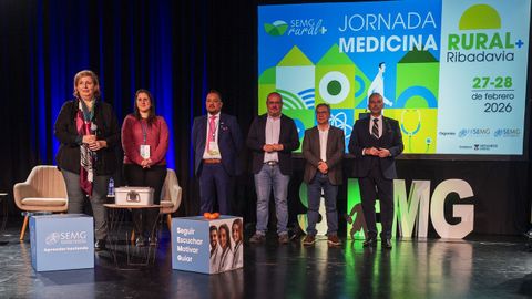 Pilar Rodr�guez Ledo, presidenta de SEMG; Albert Foo Gil, responsable del GdT de Medicina Rural de SEMG; C�sar Fern�ndez Gil, alcalde de Ribadavia; Luis Menor, presidente de la Diputaci�n, y Alberto Cipolia, de Laboratorios Menarini, en el acto de clausura de la primera edici�n de las Jornadas de Medicina Rural+ 2026