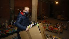 El comit� de Alcoa, arriba su presidente, don� juguetes y comida al banco de alimentos de Foz