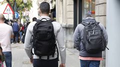 Agentes de la Unidad Central Operativa (UCO) de la Guardia Civil abandonan el registro en la sede de que tiene Acciona en Bilbao con mochilas llenas de documentos.