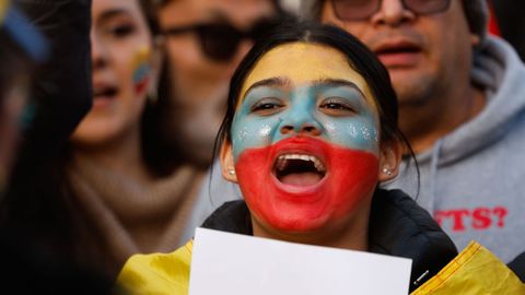 Opositores venezolanos se manifiestan en la Puerta del Sol de Madrid contra la investidura de Maduro.