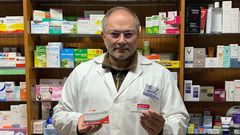 Vicente �lvarez, en su farmacia de O Bolo