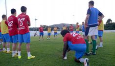 Iv�n Gonz�lez no esper� para lanzarle la primera arenga a sus jugadores. 