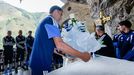 Dani Calvo realiza la ofrenda floral a la Santina