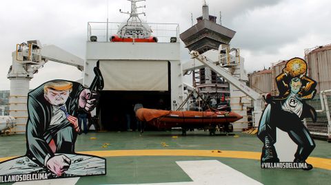 Dos de los muecos promocionales de la campaa Villanos del clima de Greenpeace, en el helipuerto del Esperanza