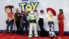Tom Hanks, Tim Allen, Joan Cusack y Greta Lee junto a Woody, Buzz y Jessie en el evento de lanzamiento de Toy Story 5